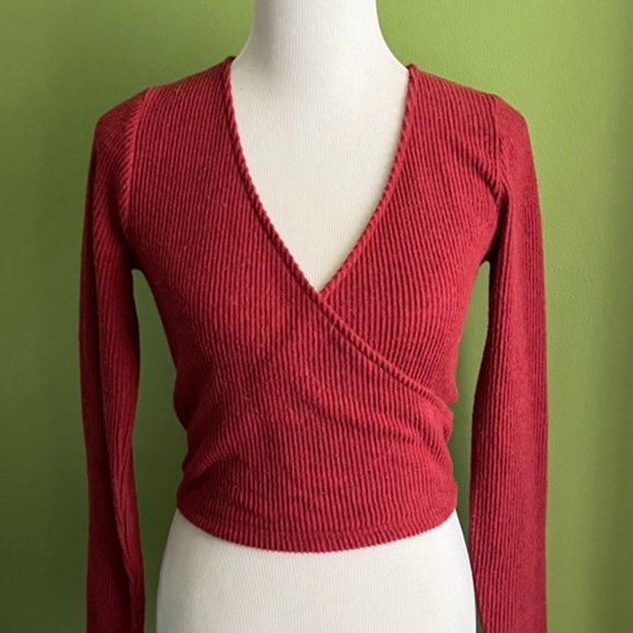 $7 CLEAR OUT SALE - Forever 21 Plush ribbed wrap top Size L - NWT - Picture 1 of 1